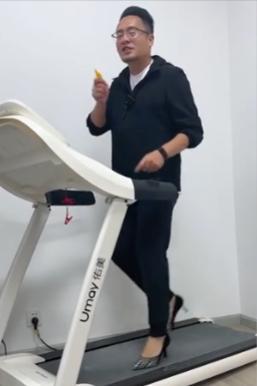 叔穿上了高跟鞋奇迹般东山再起5个月赚12亿AG旗舰厅·(中国)国际厅负债500万后大(图1)