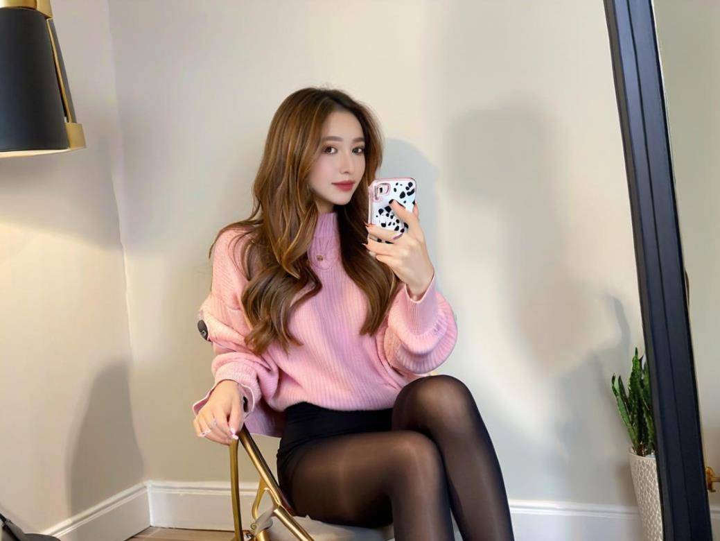 性感简直是职场女性的搭配利器！AG旗舰厅经典黑色粗跟单鞋神秘(图1)